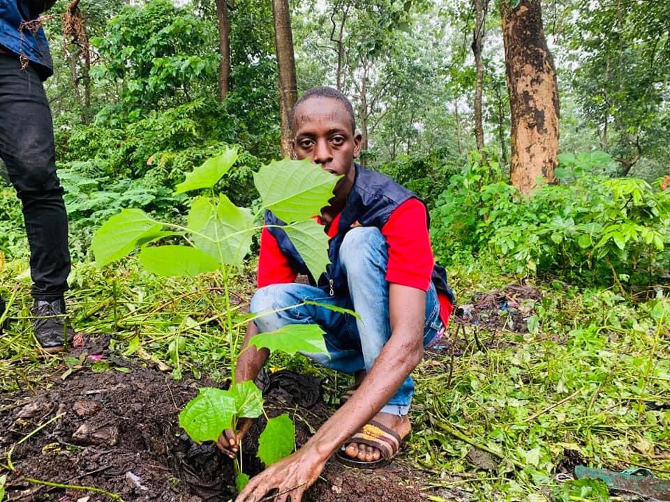 IssiagaKaba9's tweet photo. Cette année le challenge🌳 #Un_Phoenixien_Un_Arbre🌳🌳 est en train d'être relevé sur le terrain . la forêt de #Dapompa a abrité le lancement de notre campagne de reboisement et 50 arbres ont été plantés .
#Un_Guineen_Un_Arbre
#Un_Phoenixien_Un_Arbre
#Phoenix_International_Club https://t.co/psjeaKFUWi