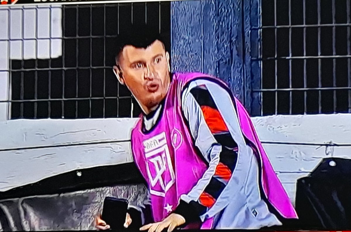 Nicoiluminati's tweet photo. Robo mafioso de @barracascentral a @ClubPatronatoOf  el VAR sumo imágenes de una persona filmando con un celular al costado de la cancha. https://t.co/4JLDn9YrUu