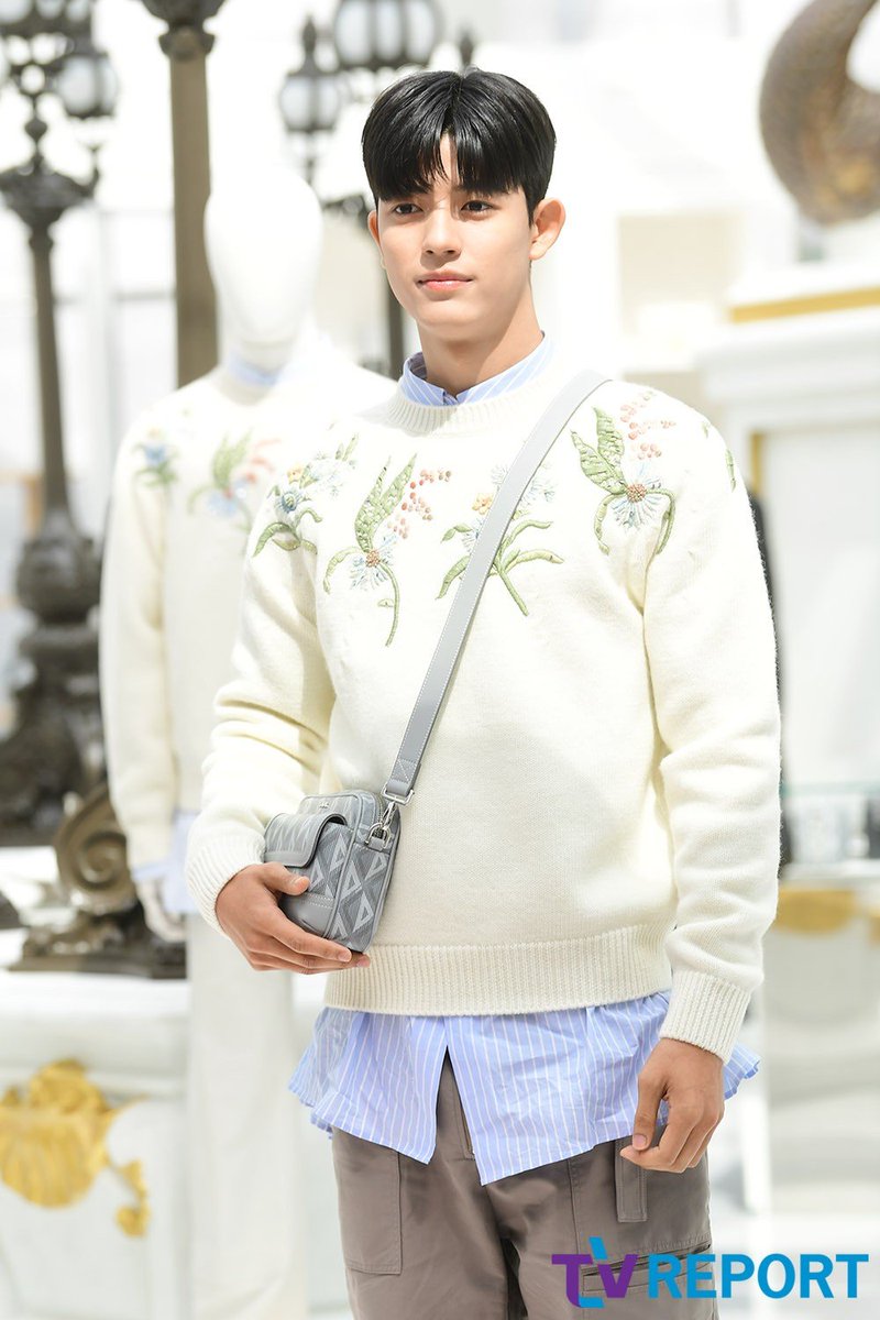 📸  Oh Se Hun, Cha Eun Woo and Lomon at Dior Seongsu pop-up store this morning~ ✨