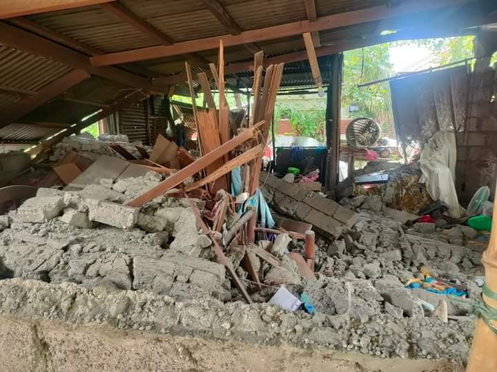 Iloverose99's tweet photo. For this day many casualties hit by the earthquake in our town but one children in our town hit by the fallen debris 😭 I help their/him by giving small financial amount,  and for those who still want to help,my paypal account is open to help the child with medicines and expenses https://t.co/emAADXK1j9