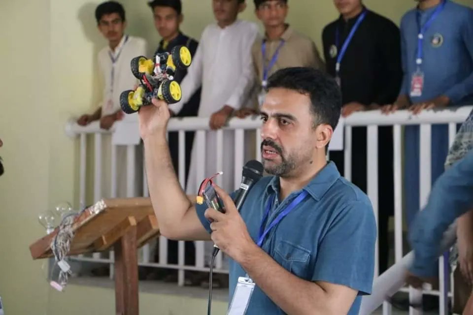 dostkpgovt's tweet image. Robotics in a fun and exciting way at our residential STEAM Summer Camp

We had a very passionate Dr. Muhammad Tufail and the team from the Mechatronics Department, UET Peshawar for this session to inspire the roboticists and programmers of the future.

 #Science4KP #dostkp