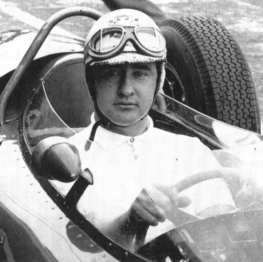 En 1969 fallecía el piloto mexicano Moisés Solana, a los 33 años, en un  accidente a bordo de su McLaren en la subida Bravo-Bosencheve. La primera  chicane del Hermanos Rodríguez lleva su