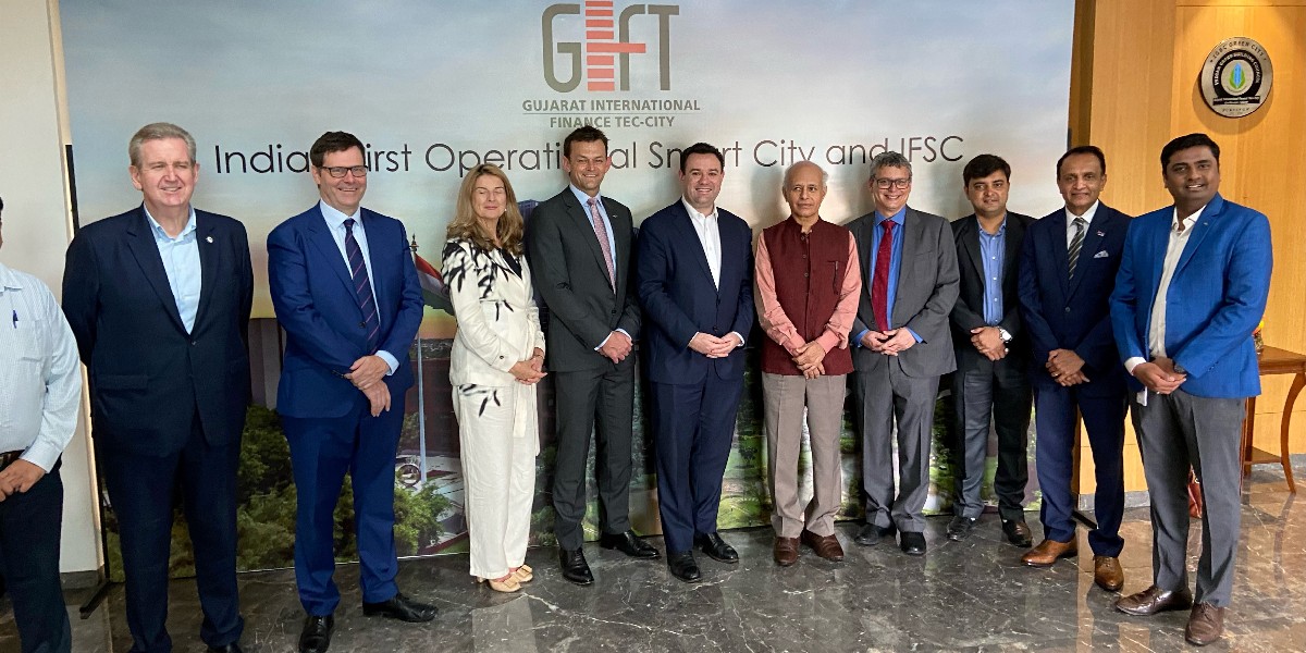 UOW's tweet image. A Letter of Intent has been signed between #UOW and GIFT City to establish a UOW teaching location in India. Two Vice-Chancellor #Scholarships for Indian students wishing to enrol at a UOW Australian campus in 2023 were also announced. 👉 uow.to/3zdbN4L @gilly381