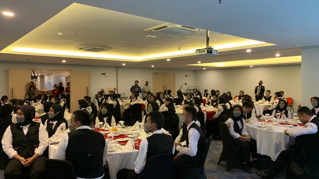 AzanaStyleJkt's tweet photo. One of the events that you can make at our place is the Table Manner. In addition to getting directions from the trainer, you can also get a certificate directly.
So what are you waiting for? Immediately schedule your Table Manner Training with us.
#meetingpackage #tablemanner https://t.co/C5S8QxW9QY