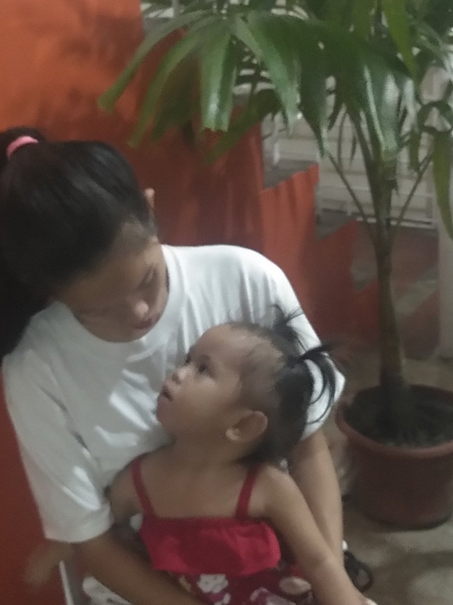 Jeune mère et son enfant dans le centre d'accueil pour les enfants de la rue de la fondation virlanie Faith à bacolod (philippines)