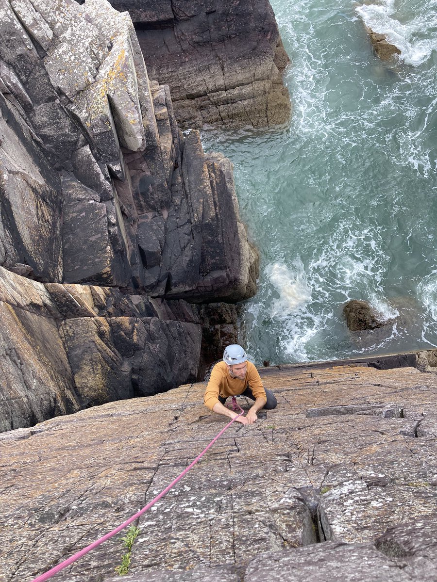 Mega couple of days with Ed, a sport climber looking for some trad skills.. 🧗‍♂️
Pembrokeshire providing the perfect classroom as always! 😍

<a href="/the_AMI/">The AMI</a> 
@MT_Association 
<a href="/VisitPembs/">Visit Pembrokeshire 🏴󠁧󠁢󠁷󠁬󠁳󠁿</a> 
<a href="/PembsCoast/">Pembrokeshire Coast National Park</a> 
@BMCCymru