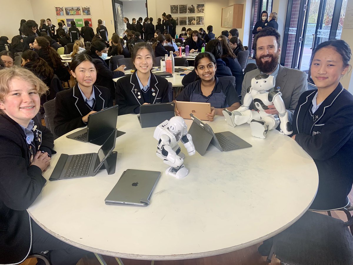 A nice surprise to have @hughewilliams the Founder of @csinschools drop in to #CGGS today as we celebrated #DayofAI 🙌🏼