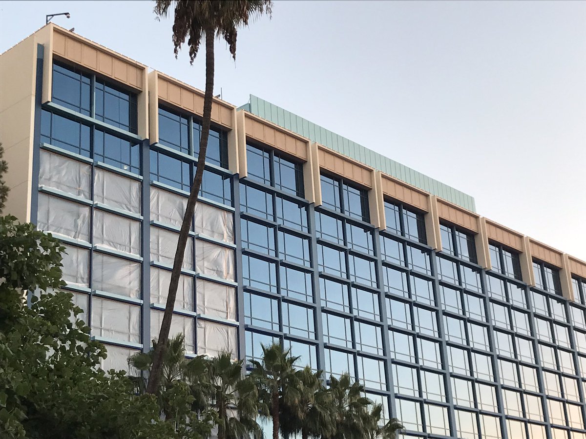 MagicAndWalnut's tweet image. A major repainting project has begun on all three of the @Disneyland Hotel towers. It looks like the royal blue and tan color scheme is being replaced with a sky blue and off-white color scheme — perhaps to better complement the new DVC tower under construction?