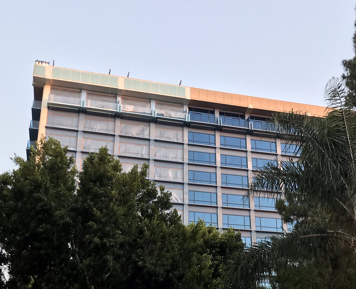 MagicAndWalnut's tweet image. A major repainting project has begun on all three of the @Disneyland Hotel towers. It looks like the royal blue and tan color scheme is being replaced with a sky blue and off-white color scheme — perhaps to better complement the new DVC tower under construction?