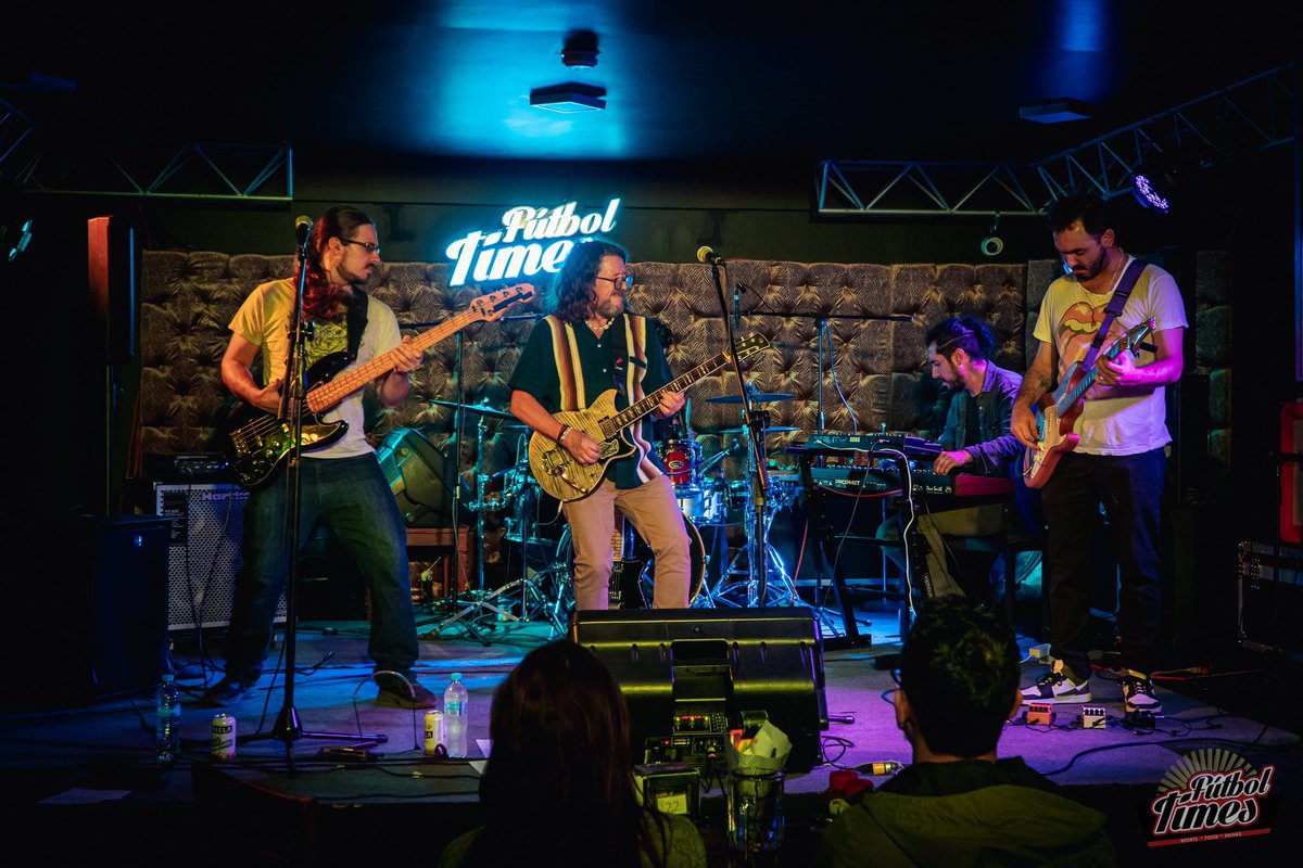 futbol_times's tweet photo. Lo que fue @AlexAlvearMusic con @wanukta en el @futbol_times.
#MúsicaEnVivo #Latacunga #Bar #Restaurante #WañuctaTonic 😀 https://t.co/hi9azaMpbR