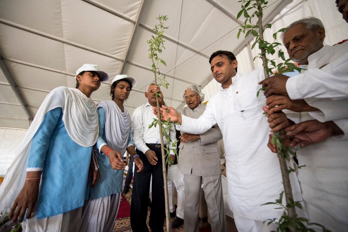 yadavakhilesh's tweet photo. “अलग ढंग से सोचने का साहस करो, आविष्कार का साहस करो, अज्ञात पथ पर चलने का साहस करो, असंभव को खोजने का साहस करो और समस्याओं को जीतो और सफल बनो। ये वो महान गुण हैं, जिनकी दिशा में तुम अवश्य काम करो।”

पूर्व राष्ट्रपति, भारत रत्न डॉ॰ एपीजे अब्दुल कलाम जी की पुण्यतिथि पर शत-शत नमन। https://t.co/V6xJwoqVL8