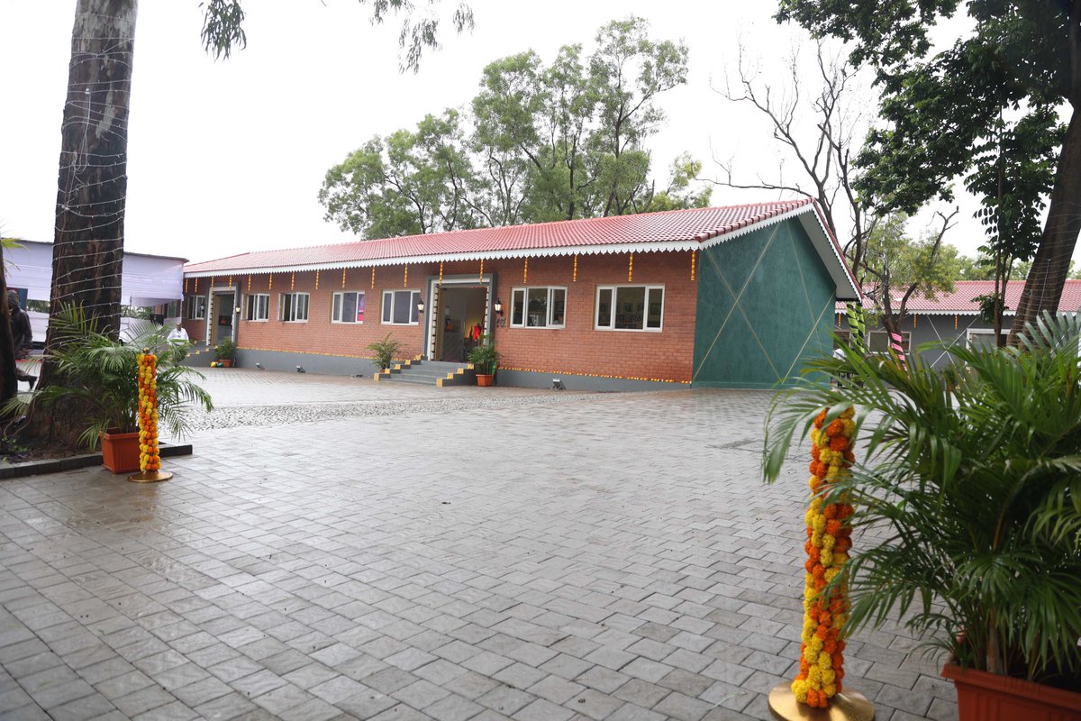FravashiA's tweet photo. FIA's exclusive art &amp; music complex,'Rhythm and Hues’ was inaugurated on July 23, 2022 at the hands of Arch.Sharvari Luth, an illustrious Artist and Vice Chairperson of Fravashi Schools. The evening was marked by an art exhibition and live performances by the talented students. https://t.co/hcv5JhGdwt