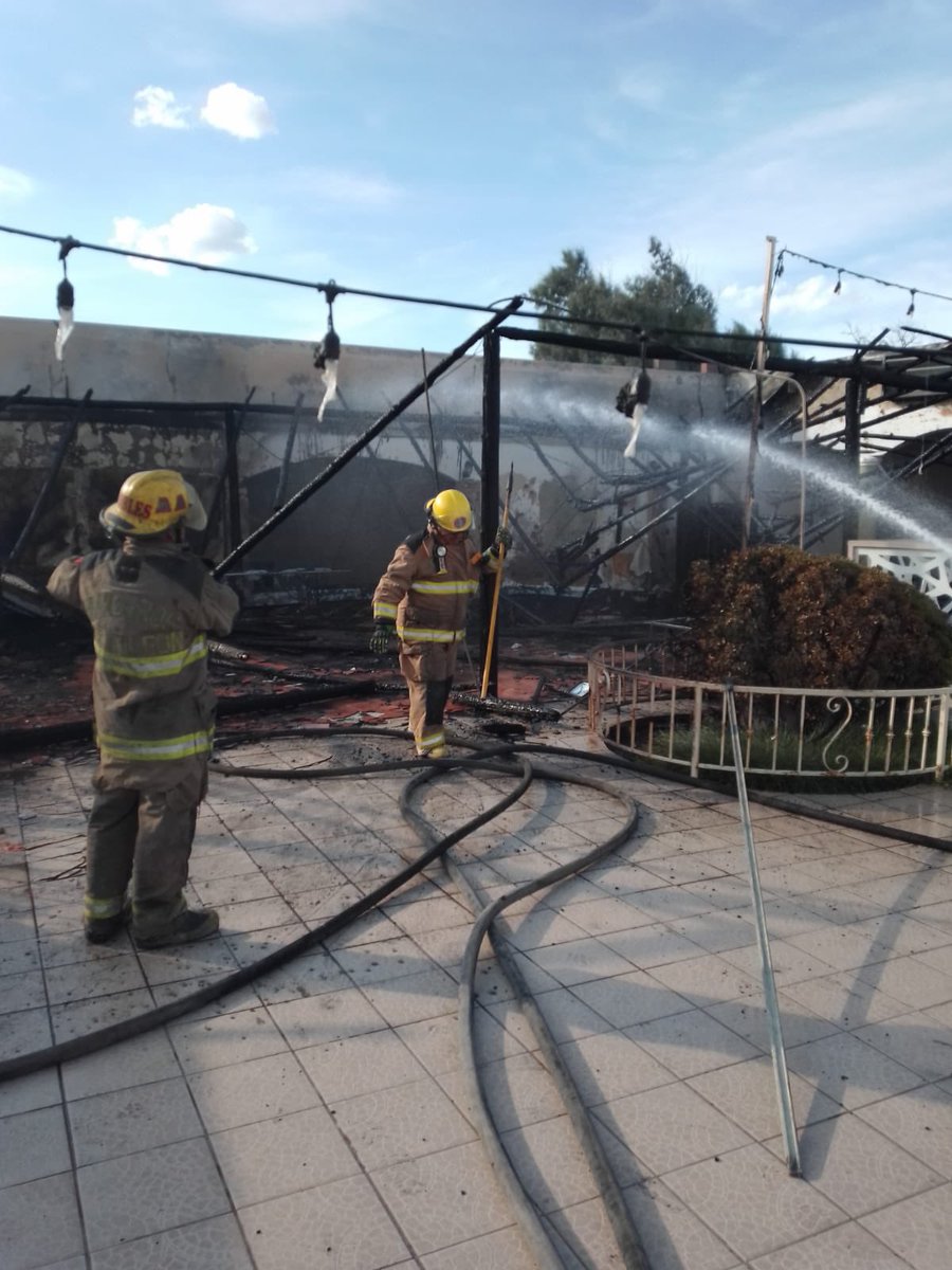 saz2000's tweet photo. Buenas noches, hoy por la tarde Bomberos NL estaciones 1 y 7 así como PC Escobedo @PC_NuevoLeon así como @CFEmx atendimos reporte de incendio en Quinta y vehículos, colonia Nueva Castilla #Escobedo #NL @gob_Escobedo Gracias Grupo Transportes Monterrey #Larmex https://t.co/OMN45GsKJS