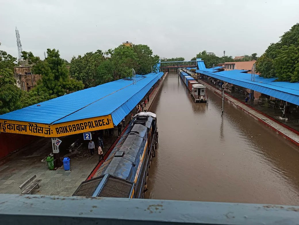 Massive Rainfall in Jodhpur after 20 years. 119mm noted in last 24hrs. 
Itna bhi ni barasna tha. 

#Jodhpur
#jodhpurrain