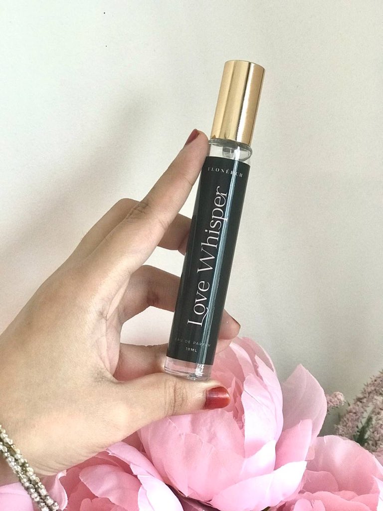 FxrishxIzzxtii's tweet photo. Im wearing black bawal today. 

Guess which perfume i use to fit my appearance and mood? (2 marks)

Love Letter.                  Love Whisper https://t.co/8bvvyGdV9G