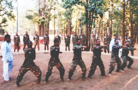 BSF_TCS's tweet image. #PicoftheDay

&quot;आए हो निभाने जब किरदार जमीन पर, तो कुछ ऐसा कर चलो  कि जमाना मिसाल दे &quot;

सीमा सुरक्षा बल - सर्वदा सतर्क 

#BSF
#CommandoTraining
#NationFirst
#FirstLineofDefence
#CAPF