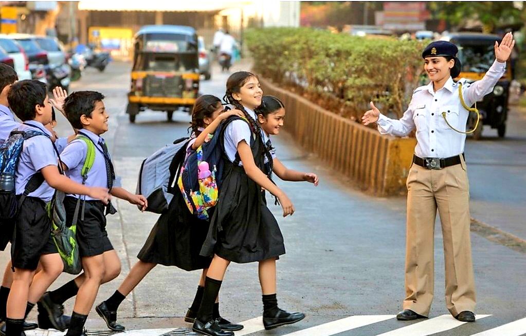 वाह...क्या मुस्कान है😊

     इस महिला ट्रैफ़िक कर्मी से ज़्यादा उस फ़ोटोग्राफर को सलाम जिसने इस पल को एक संदेश में परिवर्तित कर दिया।
जय हिंद🙏🏻 #Smile #TrafficPolice #StudentsCrossingRoad #IndianPolice #SocialForGood #PositivePolice 
@sonalgoelias @HansrajGurjarR @jpk_11