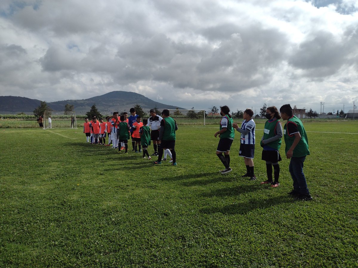 Edithsosa75's tweet photo. 1er Torneo de barrios en Santa Ana Hueytlalpan, gracias @FAHHdeporte porque por su apoyo el !#SemáforoDeportivo 🔴🟡🟢 sigue llegando a más jóvenes, niños y niñas !! https://t.co/TwOpSuvzkU