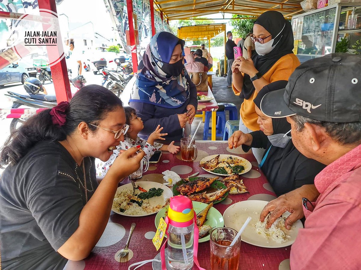 MalaysianFoods's tweet photo. Tempat makan tengahari terbaik dekat Petaling Jaya!

Ikan cencaru sumbat pilihan orang PJ.

LOKASI
📍Ikan cencaru sumbat sambal
 Jalan 51/217, Seksyen 51, 46050 Petaling Jaya, Selangor https://t.co/Sl07lepD8p