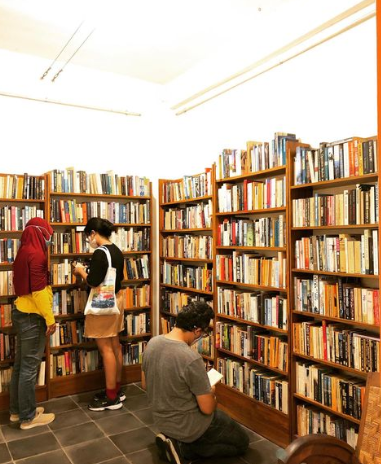 nusatrip's tweet photo. Abis itu, ngopi sambil baca buku atau beli buku bekas asik kali yaa? Ditemenin suasana Jogja yang vintage abis
Kamu bisa ke Kebun Buku/ArtBooksCoffee, Jogja

(Source: instagram/kebunbuku_) https://t.co/EtLOPa57ES