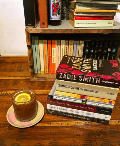 nusatrip's tweet photo. Abis itu, ngopi sambil baca buku atau beli buku bekas asik kali yaa? Ditemenin suasana Jogja yang vintage abis
Kamu bisa ke Kebun Buku/ArtBooksCoffee, Jogja

(Source: instagram/kebunbuku_) https://t.co/EtLOPa57ES