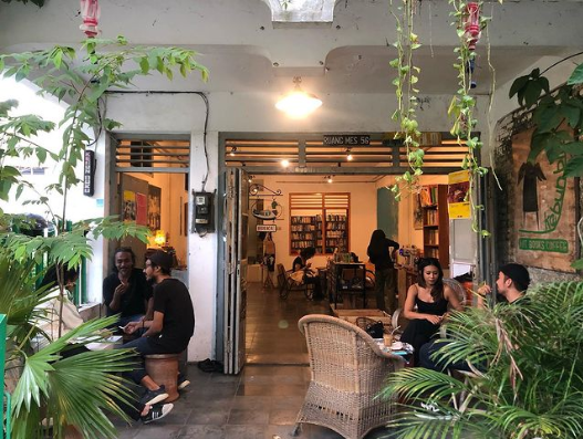 nusatrip's tweet photo. Abis itu, ngopi sambil baca buku atau beli buku bekas asik kali yaa? Ditemenin suasana Jogja yang vintage abis
Kamu bisa ke Kebun Buku/ArtBooksCoffee, Jogja

(Source: instagram/kebunbuku_) https://t.co/EtLOPa57ES