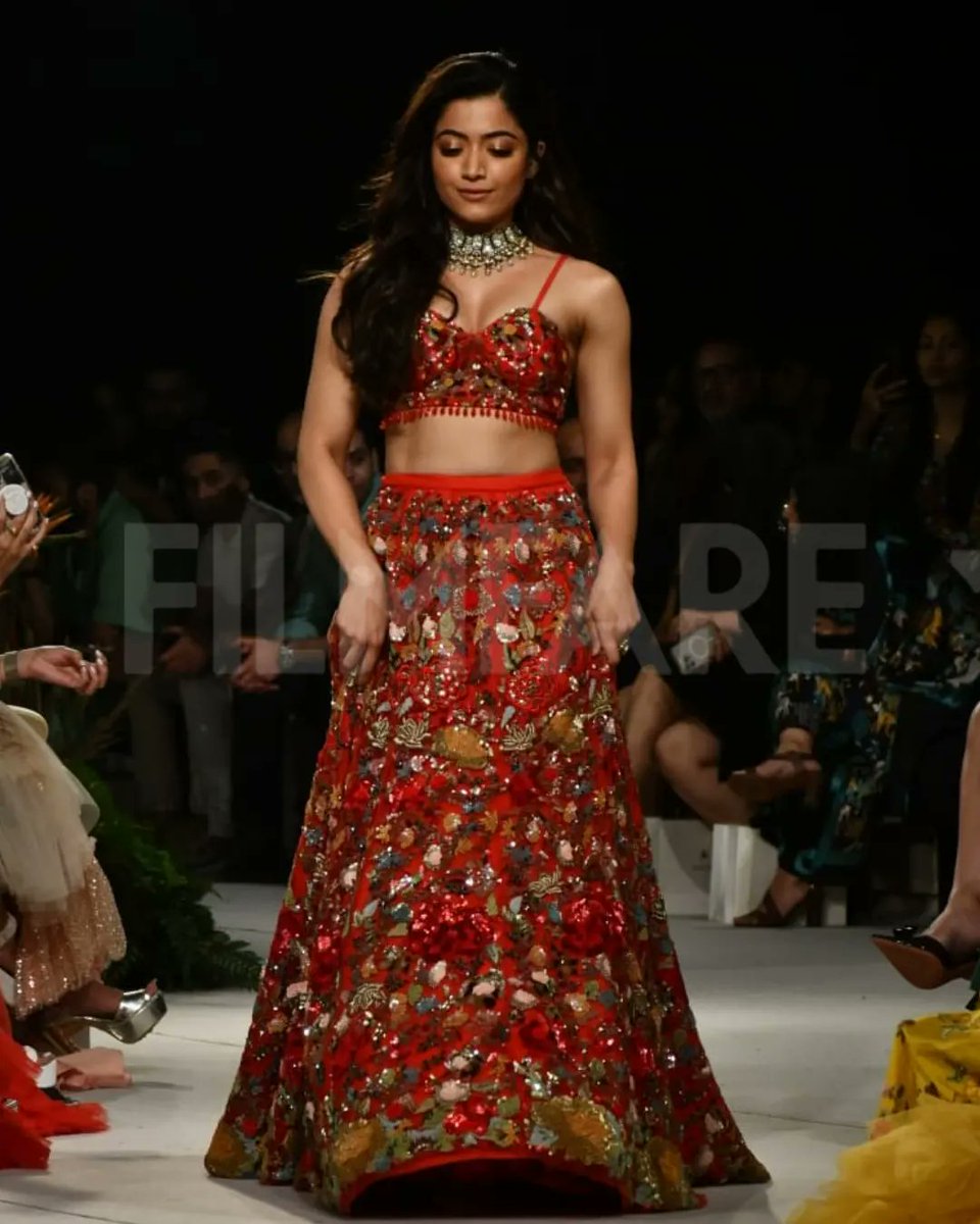 Stunning and how! ❤️💕

#RashmikaMandanna looks ethereal in a red ethnic ensemble at the FDCI #ICW2022 Fashion week.