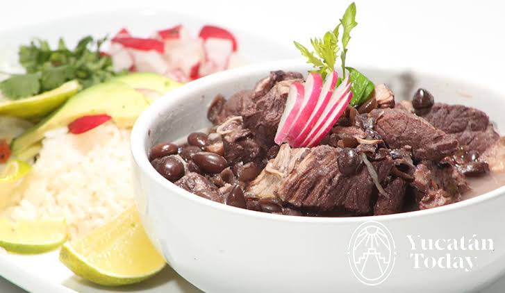 El frijol con puerco es el manjar que engalana la mesa todos los lunes. Te aconsejamos acompañarlo con aguacate local, arroz negro, salsa de chiltomate y tantito habanero. ¡Buen provecho