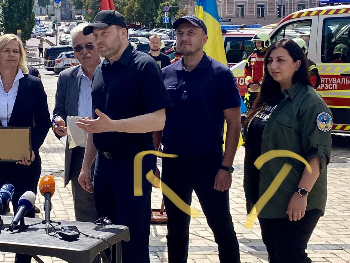 Sakko, Bluse, Krawatte: Normalerweise erkennt man bei offiziellen Terminen schon an der Kleidung, wer wichtig ist. In der Ukraine nicht: Der Innenminister und seine Stellvertreterin beim Ministerbesuch aus Deutschland. Super!