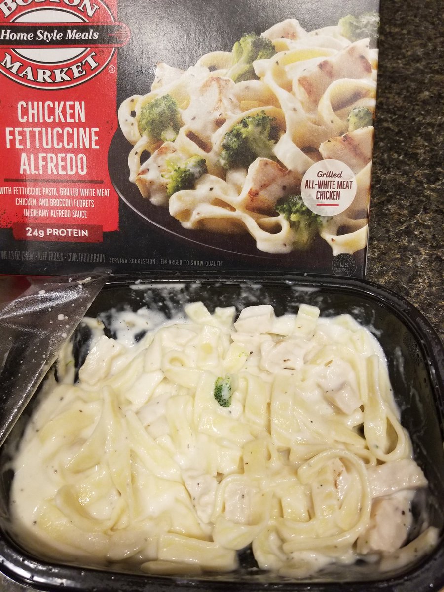 dionerenee's tweet photo. Pipe dreams and reality. Literally one tiny piece of broccoli. How do I get the grill Mark's on the mushy chicken? https://t.co/pftXya8Is3