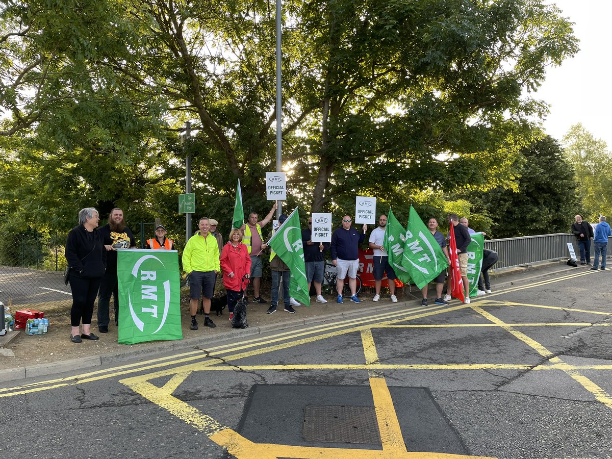 Picket line is strong this morning at Ashford Intl @RMTunion #SupportRailWorkers #Toryrailstrikes