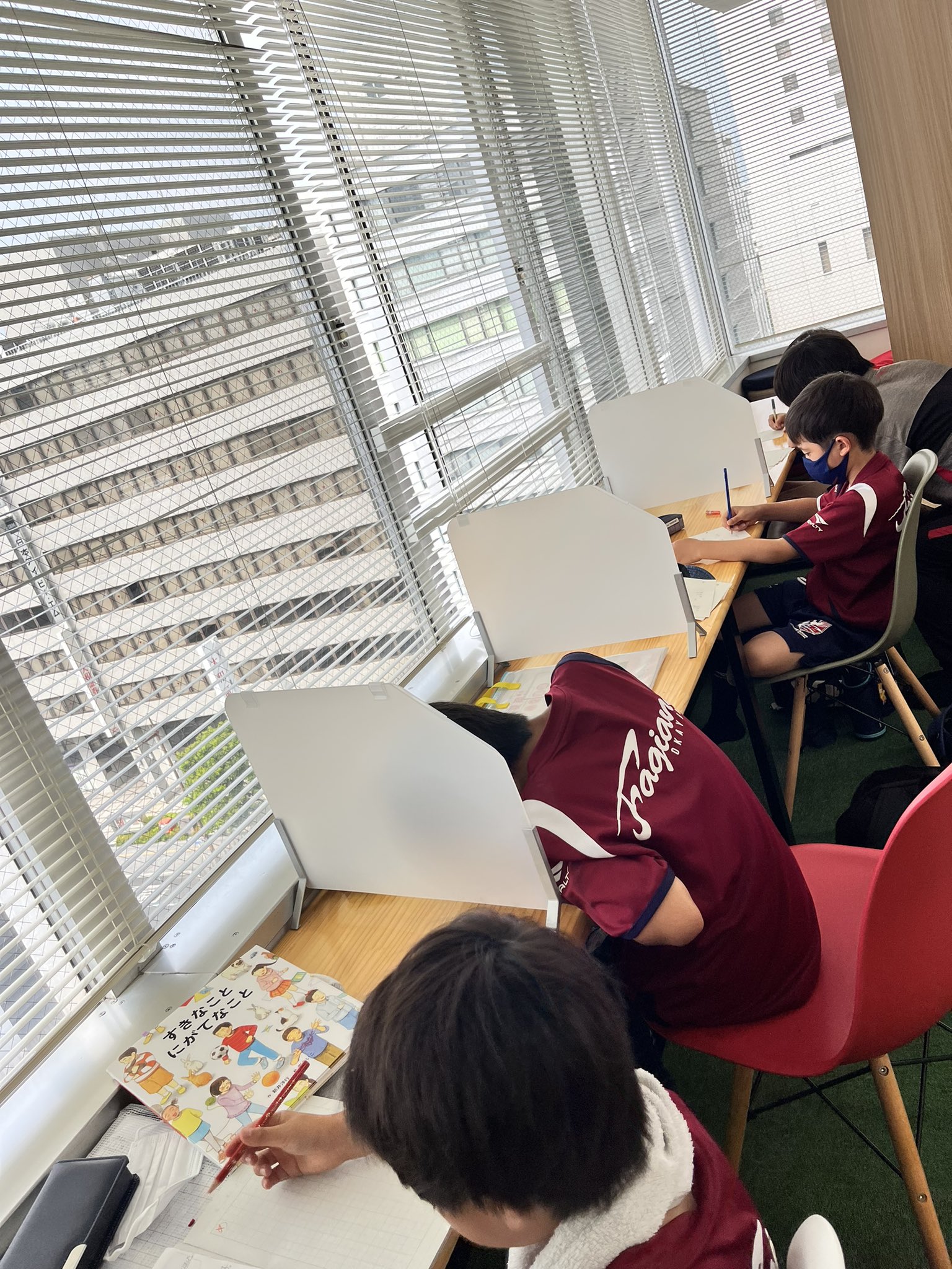 ファジアーノ岡山スクール デイキャンプ3日目 デイキャンプ最終日 集合場所に歩いてくる姿もたくましくなってきました 午前は昨日に引き続き夏休みの宿題とサッカー チームで優勝目指して頑張りました ファジアーノ岡山 サッカースクール