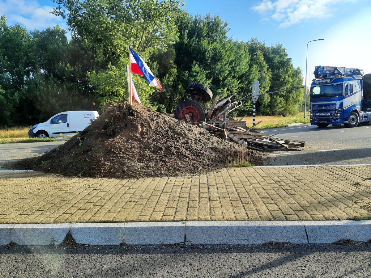 Oprit A1 bij #Oldenzaal: iets verloren #boerenprotest