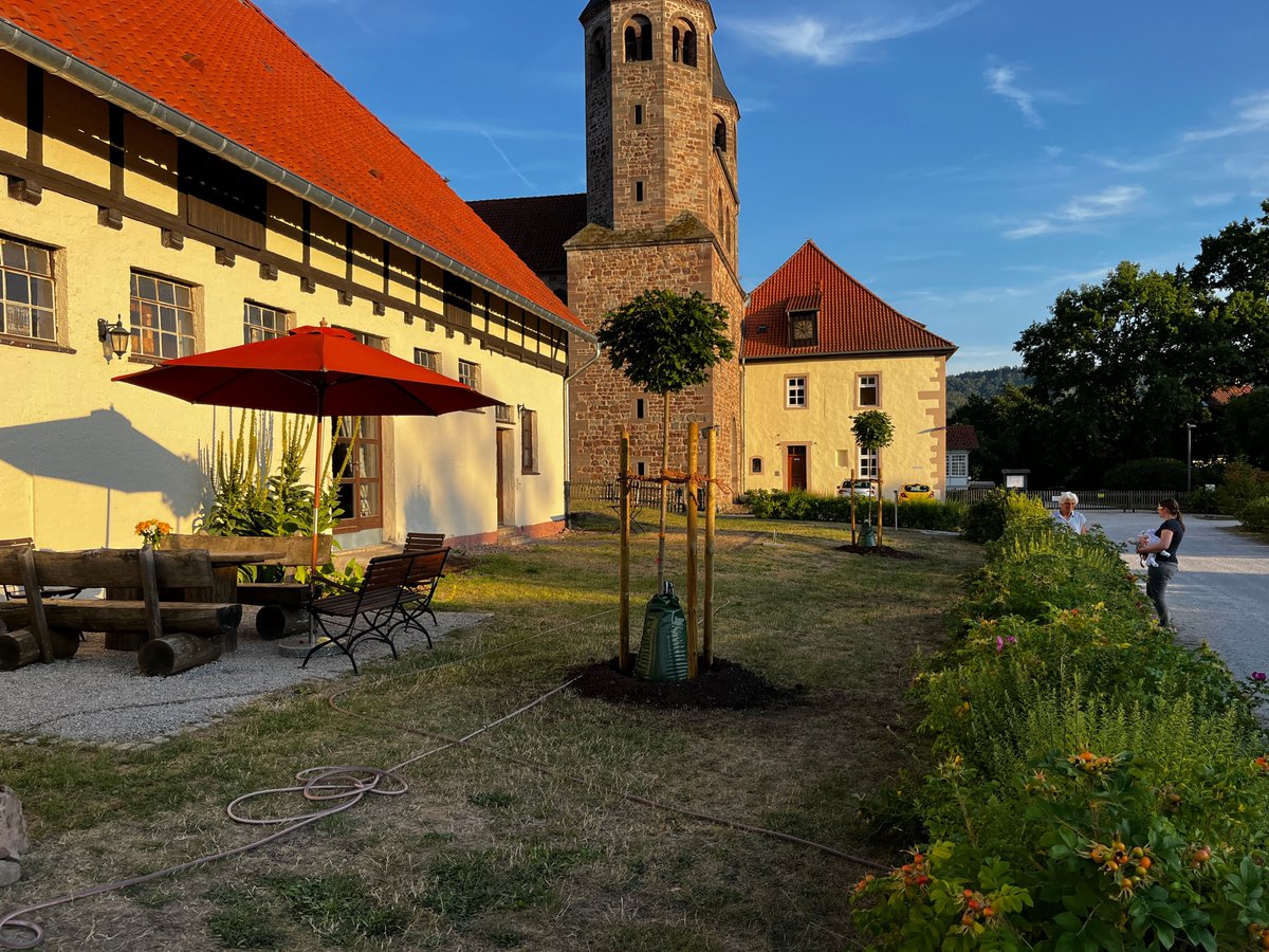 Die #Pilgerherberge Kloster #Bursfelde ist zehn Jahre alt. Herzlichen Glückwunsch zum Geburtstag! Dank 45 Ehrenamtlichen ist sie täglich zwischen Ostern und dem Reformationstag geöffnet und hat inzwischen über 2.500 Pilger*innen auf dem #Pilgerweg Loccum-Volkenroda beherbergt.