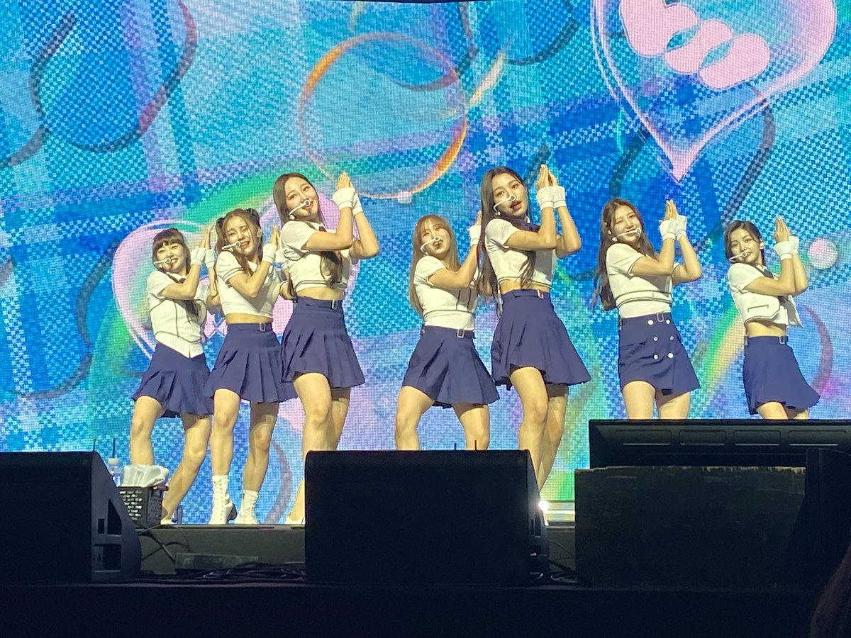 kvibe_yonhap's tweet photo. #CSR (@CSR_offcl ) performed their title song #첫사랑 (Pop?Pop!) at media showcase and its AMAZING! 🔥Their album #Sequence7272 is coming out tomorrow so make sure to check them out!! 🥰❤️
#Geumhee #Sua #Seoyeon #Yeham #Naeun #Yoonjeong #Duna #CSR https://t.co/LRXI0OGGns