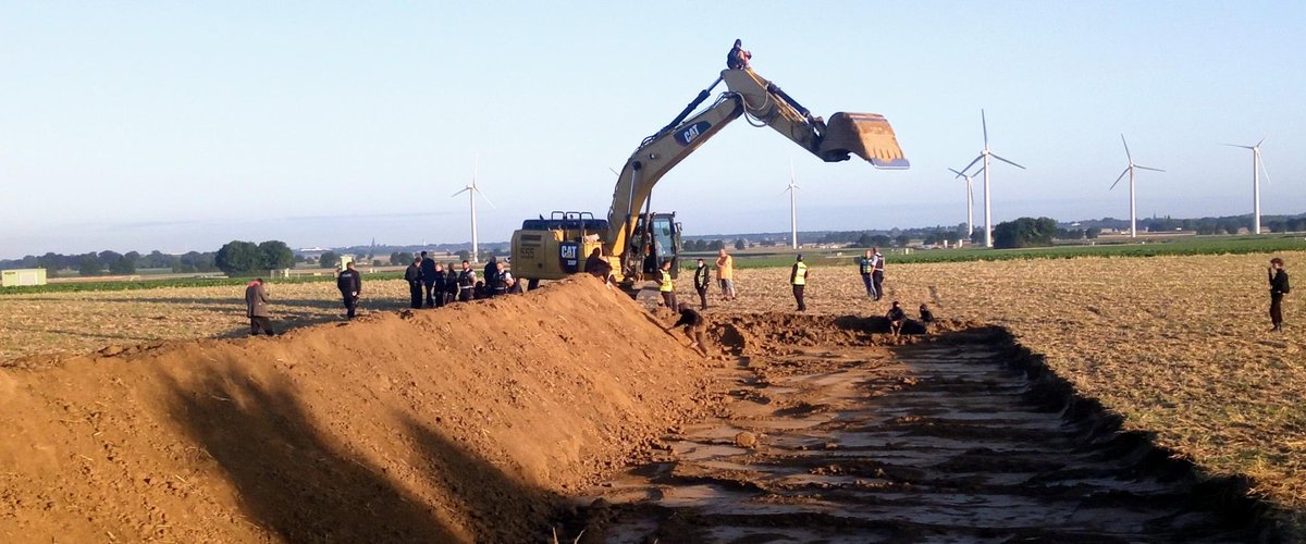 MaWaLuetzerath's tweet image. Schlechte Nachrichten aus #Luetzerath :
Seit heute Morgen schafft RWE weirer Fakten und hat begonnen, Lützerath einzuwallen.
Sie ziehen eine Linie von der L277 hinter der Brache um Paulas Hof herum. Menschen von  Lützi sind vor Ort. Die RWE-Umwallung von Lützerath wird blockiert.