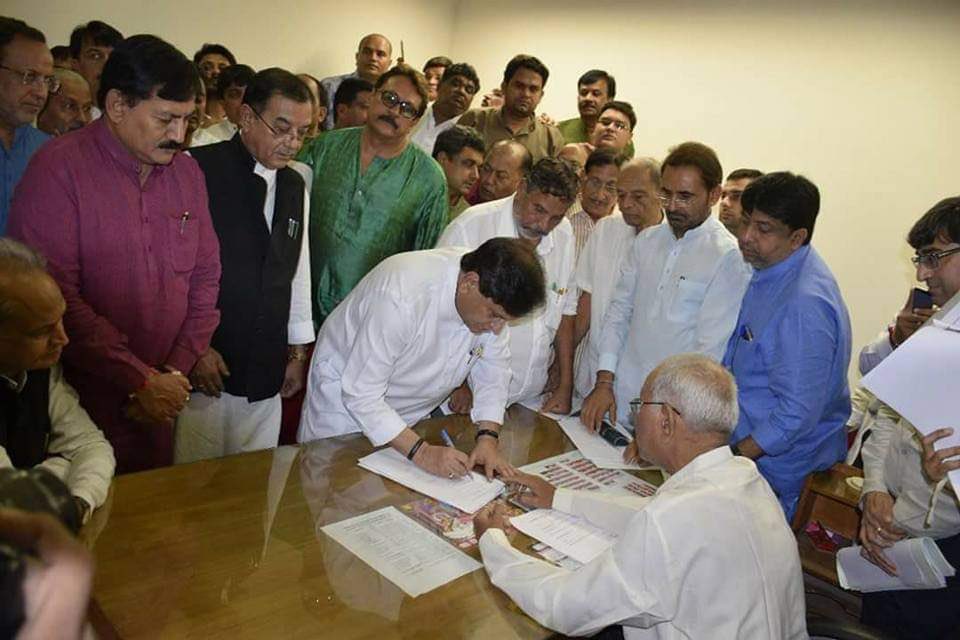 This day 5 years (2017) ago ... @ahmedpatel filed his nomination for an epic Rajya Sabha battle. Which became yet another fine example of his determination, acumen & ability : @mumtazpatels @mfaisalpatel