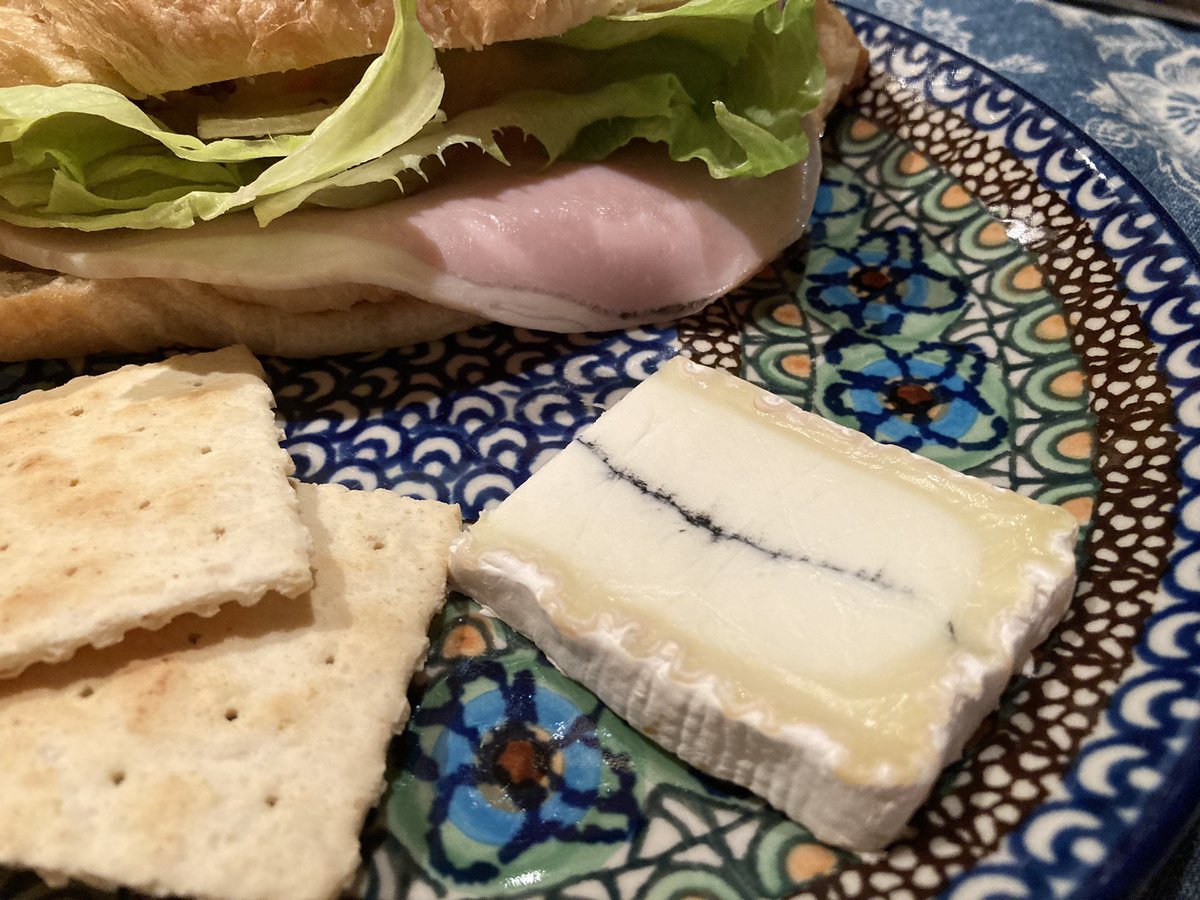 LaniGoat's tweet photo. 新しい白カビチーズができました🧀✨とっても美味しいです😌
#ナチュラルチーズ #白カビ #ヤギチーズ #シェーブル #chevre #naturalcheese #マウカラニゴートファーム #長野 https://t.co/KCyOEvG0GD