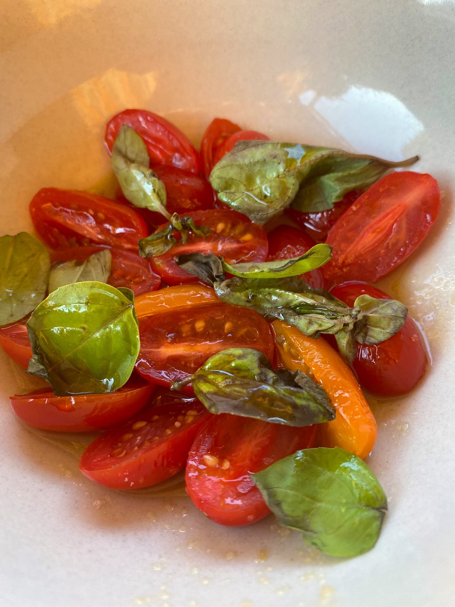 Contramuslos de pollo a la brasa con su ensalada de tomatitos de la huerta y albahaca.
Viva la sal y el aceite de oliva!
Chez Vernacci.
