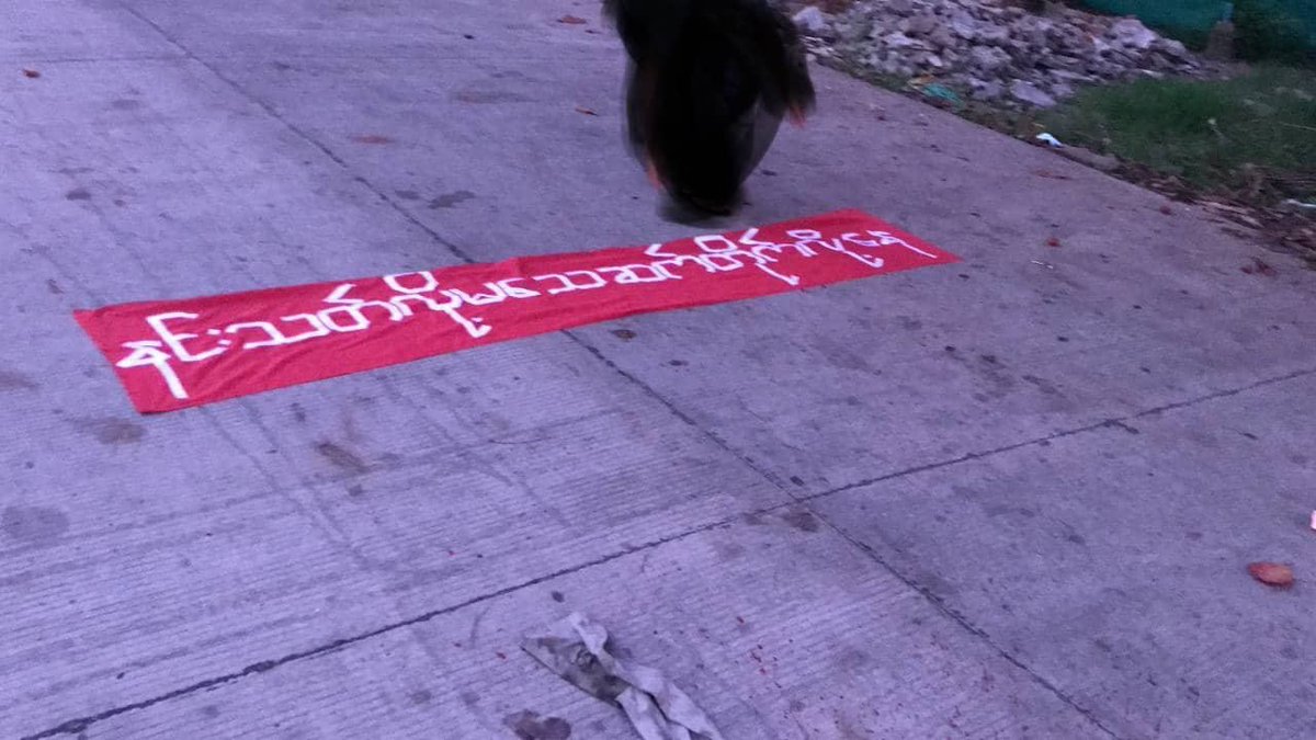 Tw // fire   Valiant and bold civilians of Yangon protested against military dictatorship by using Guerilla tactics to avoid bullets.   #2022July27Coup #WhatsHappeningInMyanmar #WarCrimesOfJunta