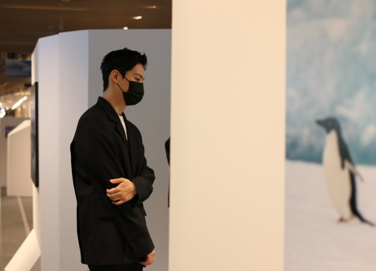 greenpeacekorea's tweet photo. 갓세븐 #JAYB @jaybnow_hr #제이비 님이 #그린피스 @GreenpeaceKorea #남극사진전 에 방문해주셨어요🐧 평소 바다와 해양환경에 관심이 많으셔서 사진전을 찾게 되었다고 합니다. 지속적인 관심부탁드려요! 

#그린피스남극사진전
- 7월 31일까지
- @용산아이파크몰 4층 카페거리
#30X30 https://t.co/FpJyPc5qSU