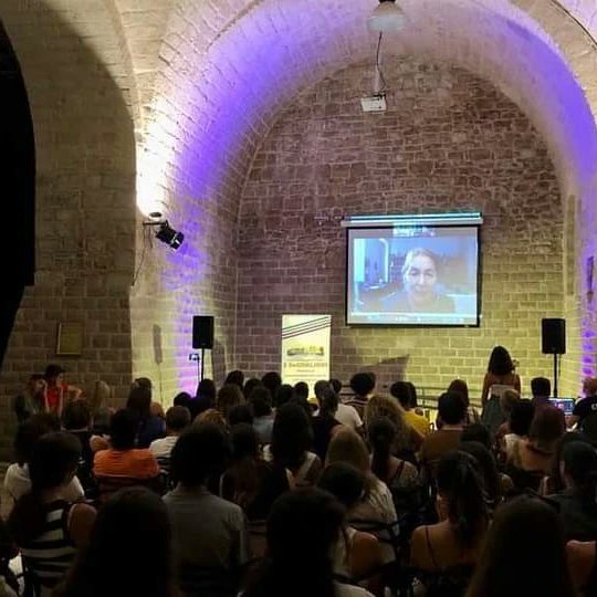 librinelborgo's tweet photo. Un’emozione indescrivibile per i 100 ragazzi de #isognalibri rivolgere a Edith Bruck, testimone di una delle pagine più atroci della storia dell’uomo, domande sul suo libro Il pane perduto @lanavediteseoed. #librinelborgoantico #bisceglie #thebookexperience @vecchiesegherie https://t.co/jGMigQjlFn