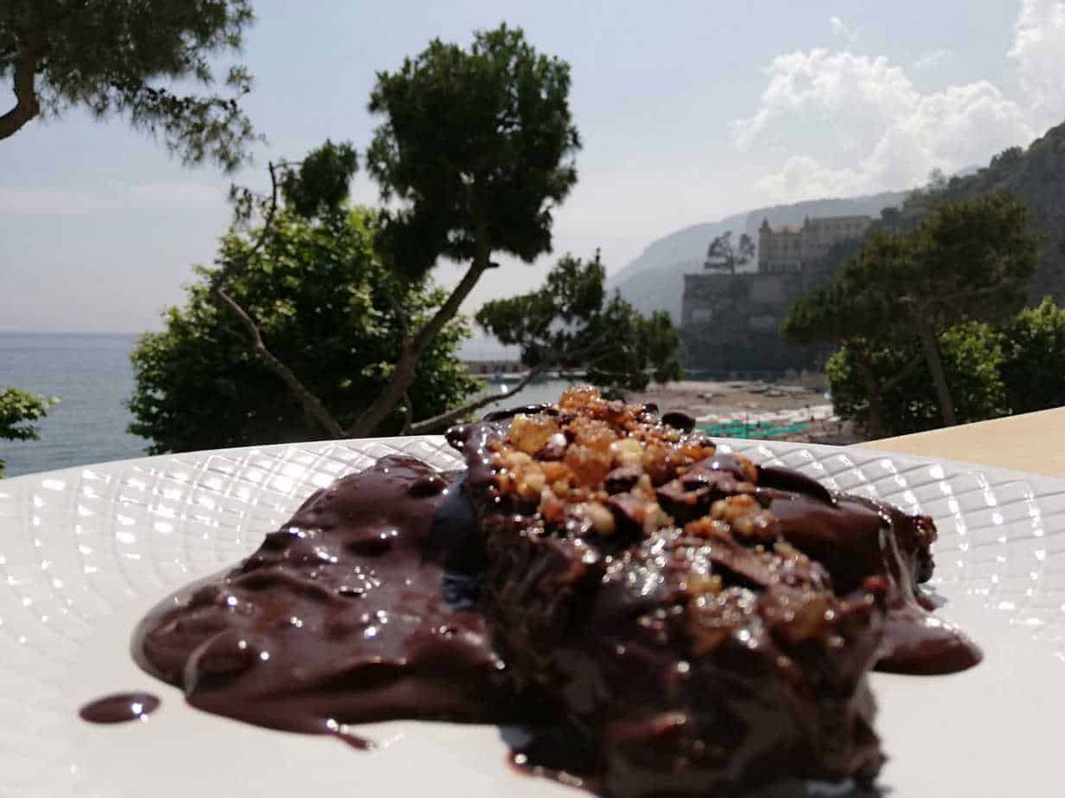 マルコ講師の故郷であるサレルノ近くのアマルフィ海岸には、とても変わった「melanzane con il cioccolato ～ 茄子とチョコレート」という一品があります。
聖母被昇天の祝日8月15日に毎年作られる料理。想像の付かない組み合わせですが、美味しいのだそうです！
foto : ©amalfinotizie.it