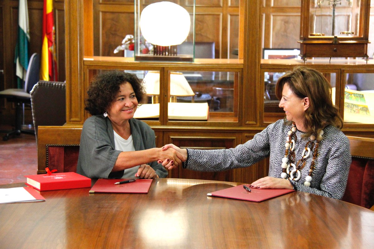 La Universidad de Granada y <a href="/Fujitsu_ES/">Fujitsu España</a> han firmado un convenio de colaboración para impulsar la transferencia tecnológica del sector TIC en #Andalucía que favorecerá la contratación de 400 egresados y 200 becados en un plazo de 4 años. okt.to/73BDVm <a href="/CanalUGR/">Universidad Granada</a>