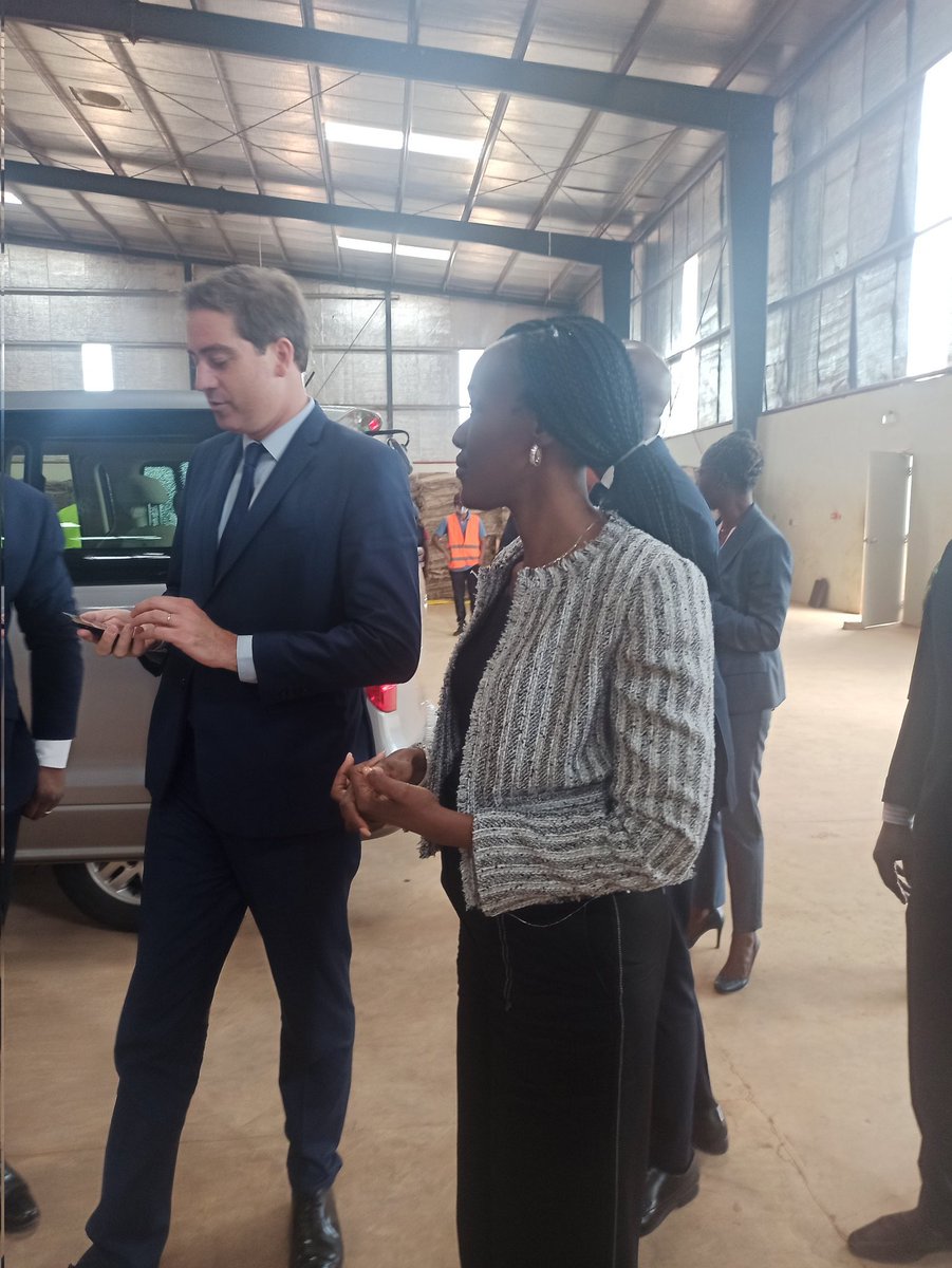 commercebenin's tweet photo. EN DIRECT | #Visite #Travail au #Bénin de @becht_olivier, #Ministredélégué #CommerceExtérieur #France @francediplo @PresidenceFR
Avec @ShadiyaAssouman #Ministre #Industrie #Commerce #Bénin
#Investissement #GDIZ #GloDjigbé #BéninRevélé #Wasexo
@commercebenin @PresidenceBenin https://t.co/XahJ14LvwA
