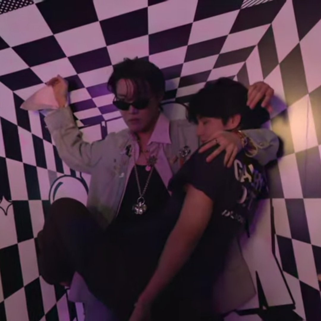 jikookdoodles's tweet image. the two types of ppl in a party:

jikook                                      vhope