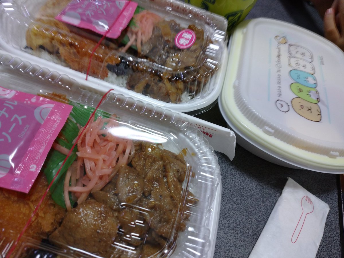 Taka27_taka13's tweet image. ほか弁はいつもほっかほっか亭の我が家🍱
娘はお気に入りのすみっコぐらし弁当。
何しよか迷ったけど流行りのってみた(笑)
唐揚げ10個も追加(笑)

#ほっかほっか亭 
#東京のりベンジャーズ 
#すみっコぐらし弁当