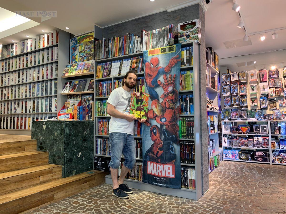hasepost's tweet photo. HASEPOST Osnabrück: Comic Planet Con: Comic Planet veranstaltet erste eigene Convention Filialleiter Perry Pallaske präsentiert zwei der Banner, die bei der Aufstellerversteigerung #comicplanet #comicplanetcon #convention #cosplay #innenstadt #osnabruck https://t.co/epZVgL9BJG https://t.co/pt3wmzDSkw