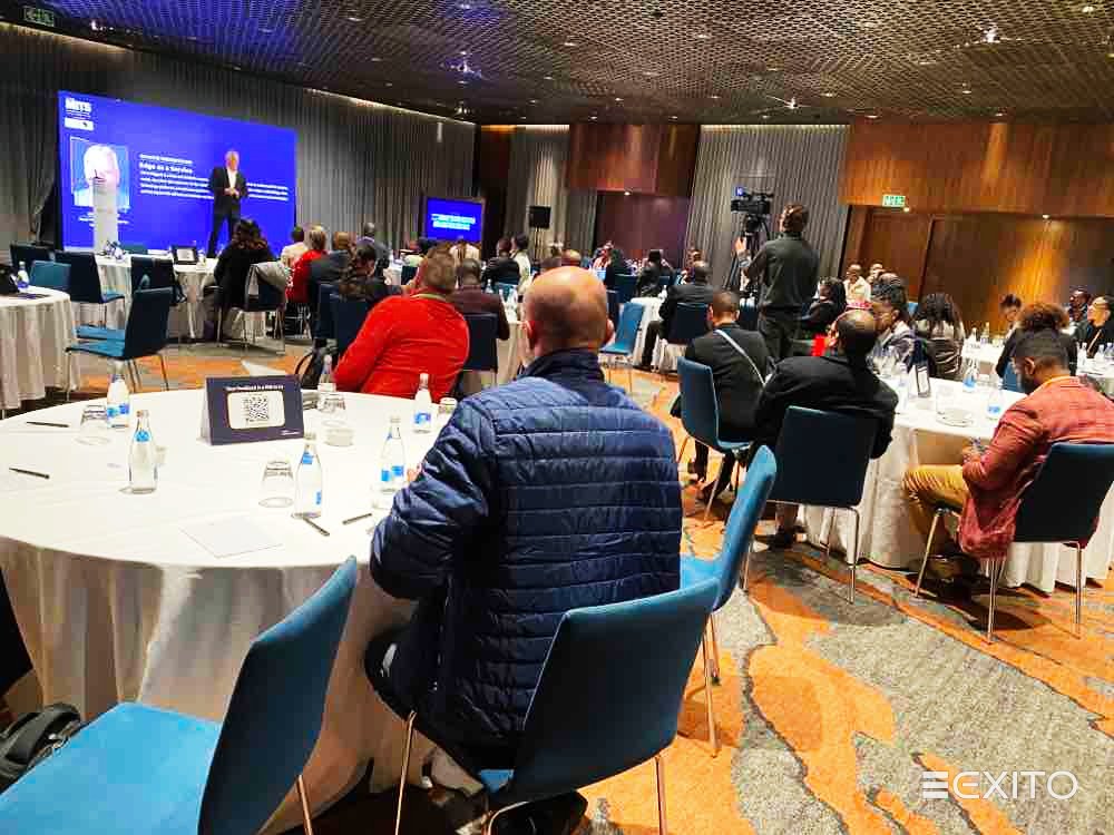 ExitoEvents's tweet photo. Here's our Industry Expert Chris Wiggett, Head Of Data And Analytics, @DiDataMEA, delivering a keynote presentation on "𝐄𝐝𝐠𝐞 𝐚𝐬 𝐚 𝐒𝐞𝐫𝐯𝐢𝐜𝐞".
#exito #MITSSOUTHAFRICA #manufacturing #automation #inpersonevents #physicalevent #partner #partnerpresentation https://t.co/fWieEwgddL