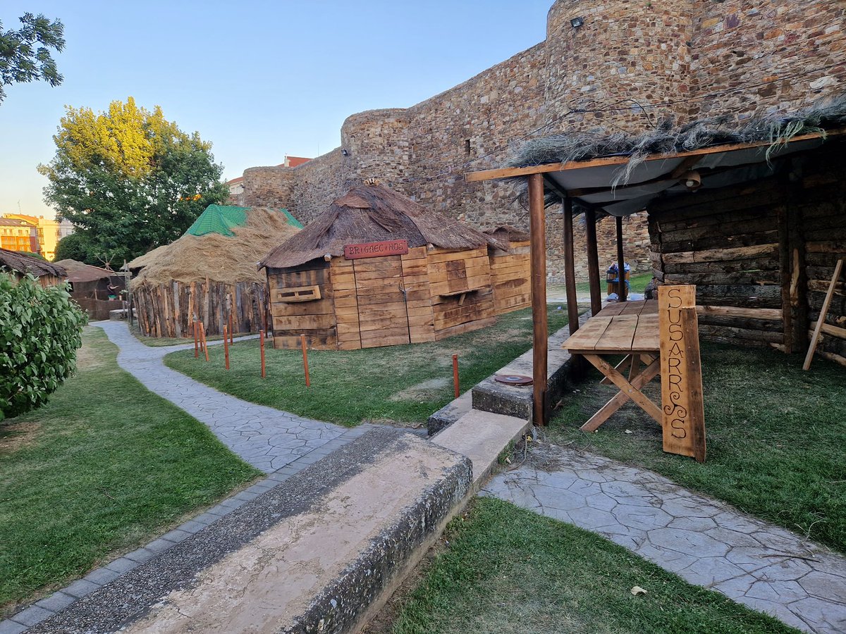 Para las más de 1000 personas que forman parte de alguna de las tribus astures o de alguno de los grupos romanos todo comenzó hace ya meses, con la planificación, y se ha hecho real en los últimos días levantando el campamento.